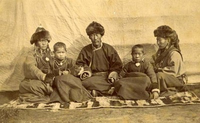 Бурятская семья из Баргузинского ведомства. Фотография начала XX в..jpg