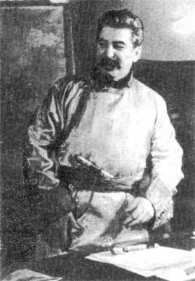 И.В. Сталин (1879-1953), изображенный в бурят-монгольском национальном костюме, олицетворяющим заботливого руководителя бурят-монгольского народа, 1936 г..jpg